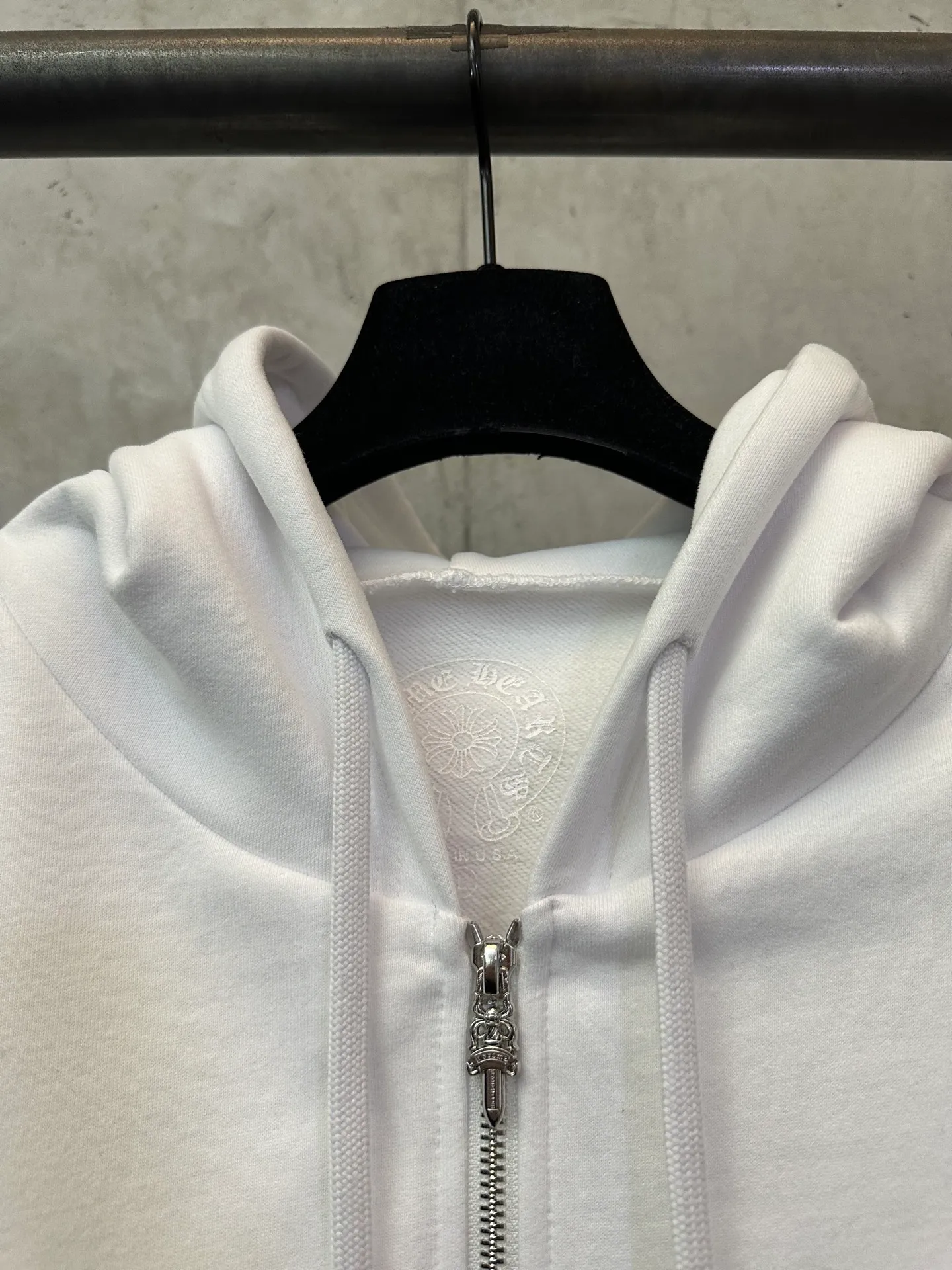 P530 Chrome Hearts ss25 letter printed zipper jacket uses glue printing. The printing has been modified three times by the film screen. Use glue liquid paint to print the pattern on the fabric. Bake the fabric to fix the printing pattern. The fabric has been washed and has a better hand feel. Not easy to deform. Not easy to shrink. Not easy to fade. Maintain long-term beauty. Customized hardware. Thread. Accessories. Matching. Same style for men and women. -Color: White -Size: S M L XL